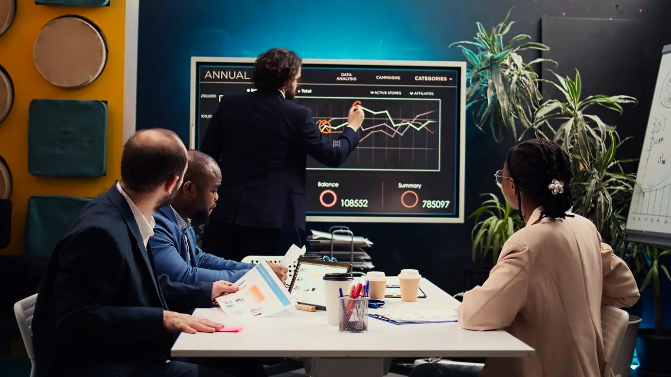 Equipo directivo revisando KPIs de programas de formación y desarrollo corporativo